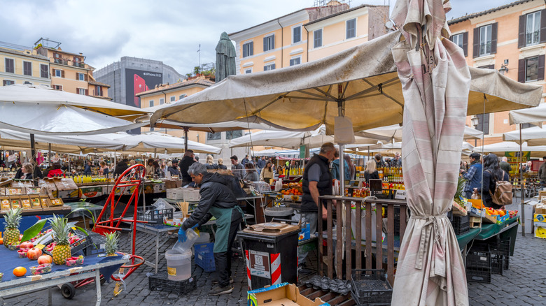 Fruit and vegetable market in Rome