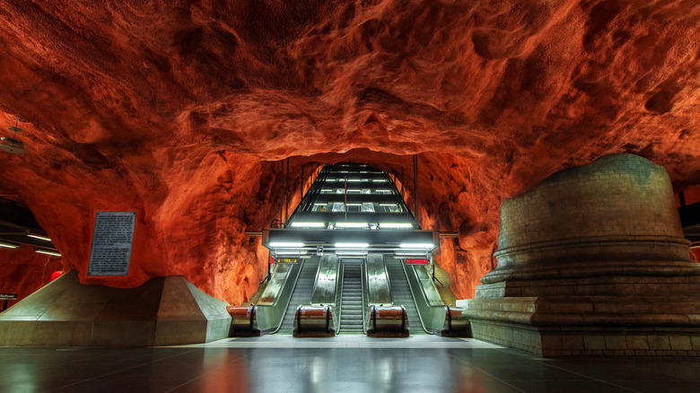 Escalators and cave at Radhuset