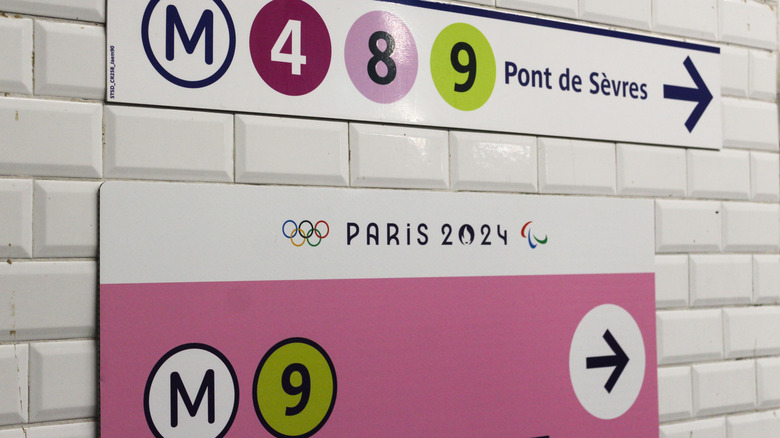 Signs in the Paris metro have clearly marked arrows