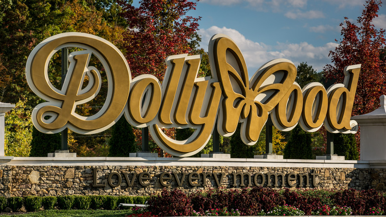 Dollywood theme park entrance sign