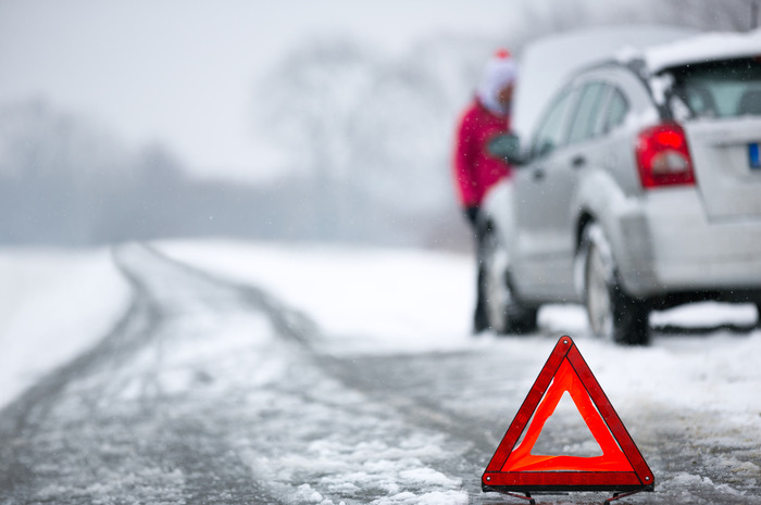 21 Things You Need for a Winter Car Emergency Kit