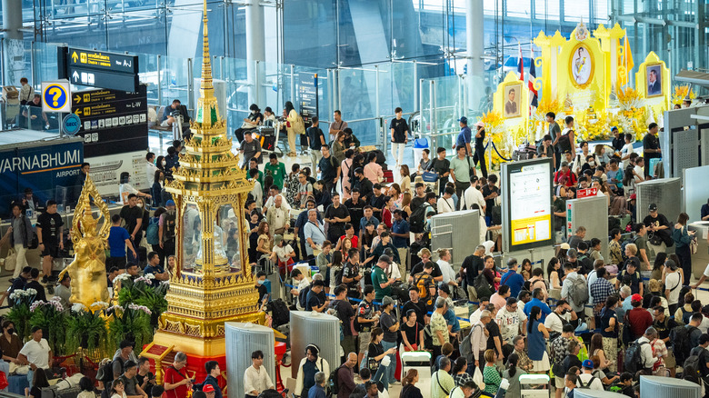 Crowds in Bangkok airport