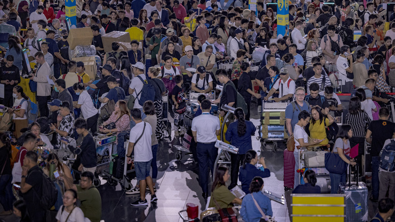 Crowds at Manilla airport