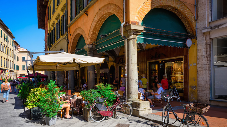 sidewalk in Borgo Stretto