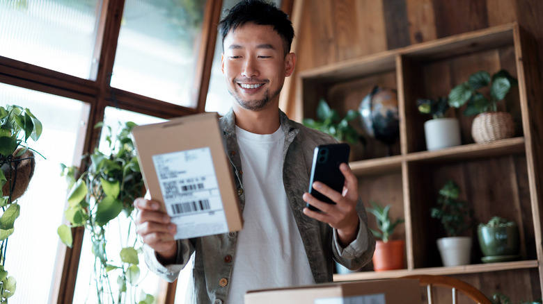 Man holding online shopping order